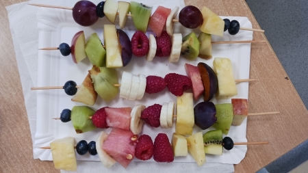 Kolorowe szaszłyki owocowe – zdrowa lekcja w klasie VIII