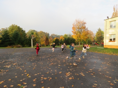 Zajęcia z wychowania fizycznego klasy III na świeżym powietrzu